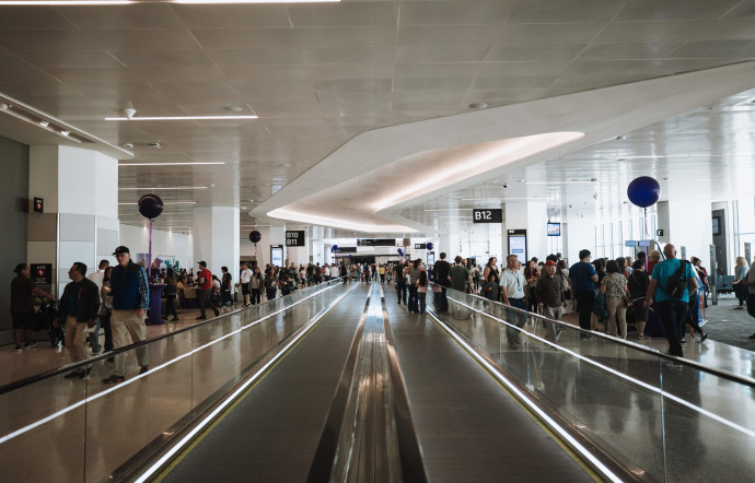 Les nouveaux escalators Go Slow réduisent les dépenses en énergie du terminal.