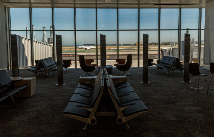 Des baies vitrées en verre teinté dont la couleur varie en fonction de la luminosité extérieure.
