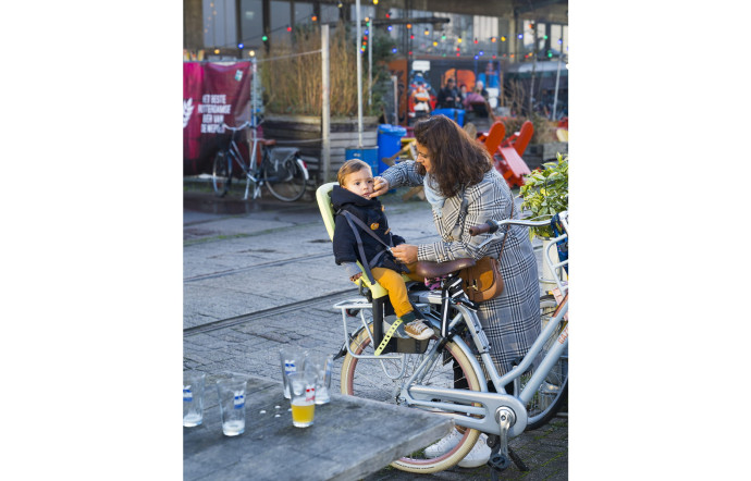 Comme dans toutes les villes du pays, une grande partie des habitants circule à vélo.