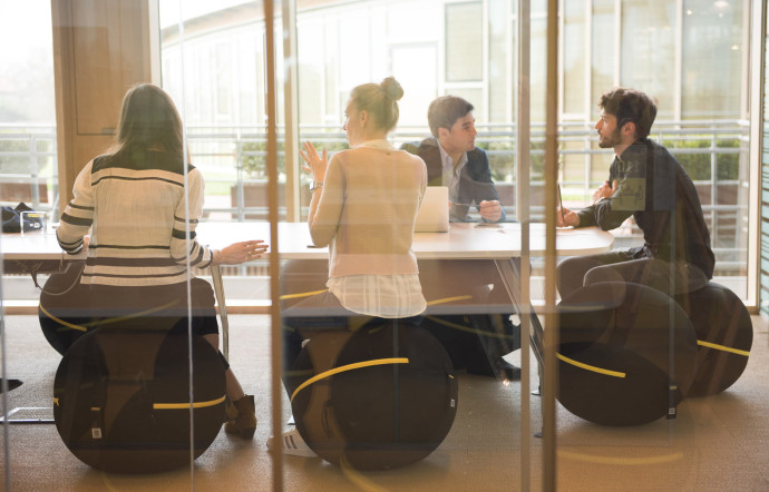 Au Technogym Village, les employés jouent le jeu du « wellness » jusque dans leurs assises…