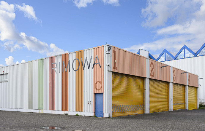 L’usine occupe 40 000 m2 d’ateliers, tous logés sous une charpente ondulée et métallique rappelant la silhouette du bagage iconique.