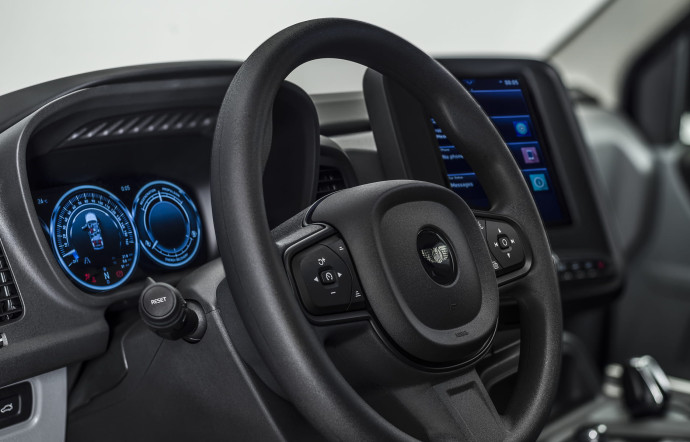 Sous l’impulsion de LEVC, filiale du groupe chinois Geely, le « black cab » du XXIe siècle se convertit à l’électrique pour réduire ses émissions polluantes. Son tableau de bord fait une large place aux afficheurs numériques, qu’il s’agiss e des compteurs ou de la tablette GPS.