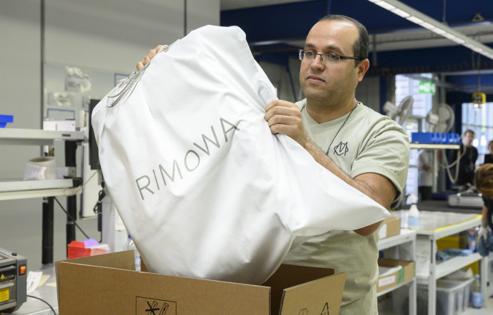 Une fois la coque fabriquée par les machines, tous les composants de la valise sont assemblés manuellement sur deux lignes de production identiques.