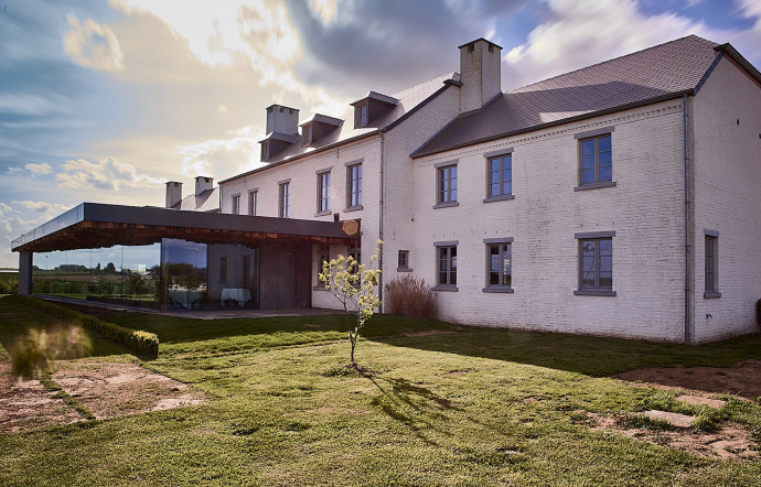 Le domaine comprend le restaurant, des chambres et un immense terrain.