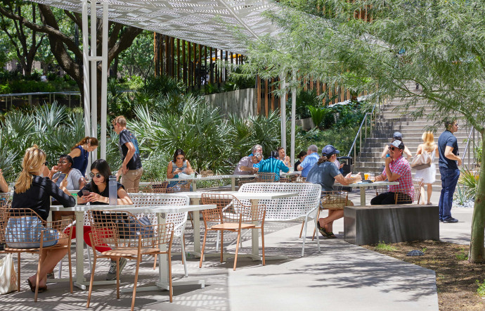 Tout nouveau, Fareground est un vaste food hall proposant de nombreux espaces intérieurs et extérieurs pour se restaurer, prendre un verre, se poser, jouer…