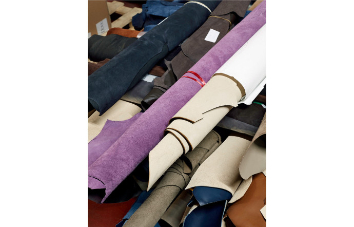 Les peaux utilisées proviennent des meilleures tanneries du monde : du Puy, en France, de Picusa, en Espagne, ou de la Conceria Zonta, en Italie.