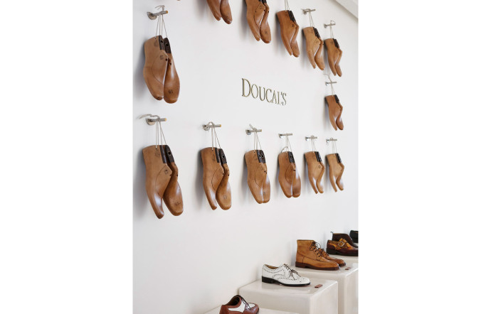 Depuis 1973, la marque italienne de souliers Doucal’s entretient un savoir‑faire artisanal haut de gamme.