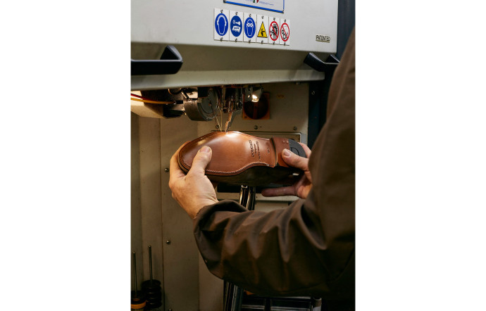 Etape de fabrication des souliers Doucal’s.