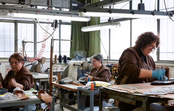 Ici œuvrent des femmes et des hommes rompus aux techniques des cousus Blake ou Goodyear.
