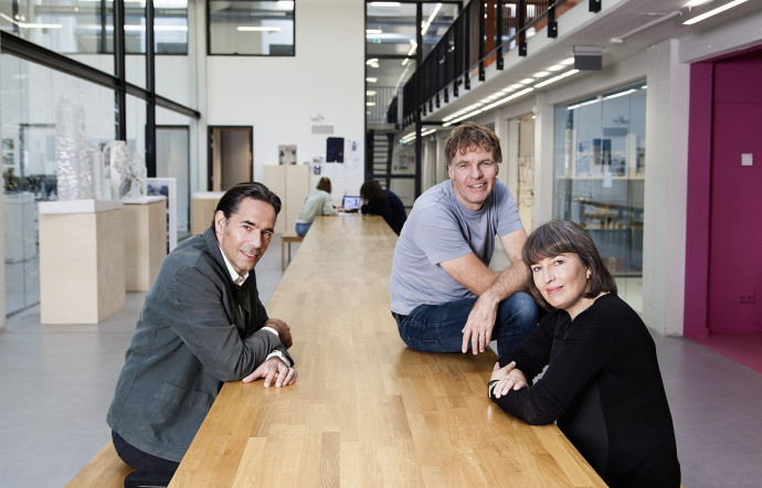 Jacob van Rijs (à gauche), Winy Maas et Nathalie de Vries, les trois cofondateurs de l’agence MVRDV, basée à Rotterdam.