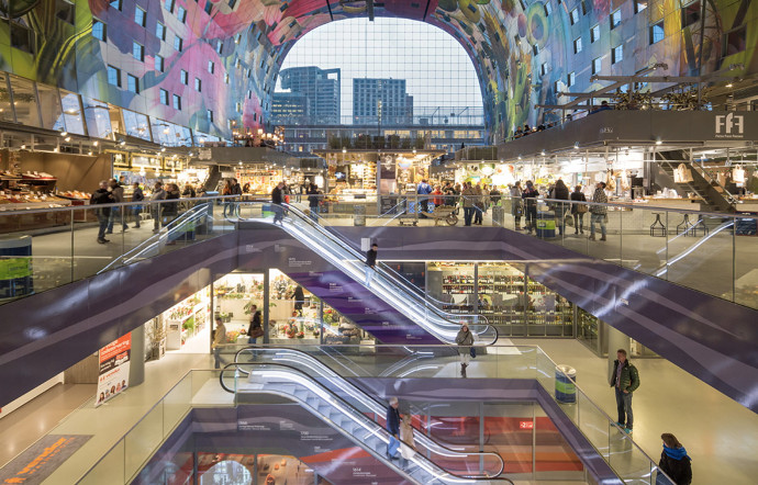 Inauguré en 2014 dans le centre de Rotterdam, le Markthal est le premier marché couvert de produits frais aux Pays-Bas. D’une superficie totale de 95 000 m2, le projet mêle logements et marché couvert. Les visiteurs sont invités à faire leurs courses sous un arc de 40 m de haut.