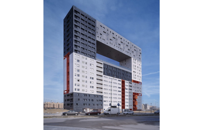 Finalisé en 2005, le Mirador, à Madrid, est un immeuble de logements. Au 12e étage, un belvédère offre à ses résidents un espace communautaire.