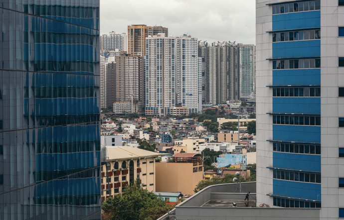 Le quartier BGC a été créé de toutes pièces et s’érige sur d’anciens terrains militaires. Les gratte-ciel abritent toutes les entreprises internationales officiant dans le secteur des BPO.