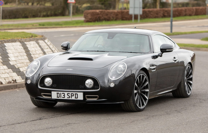 La splendide Speedback GT évoque les Aston Martin DB5 et DB6.