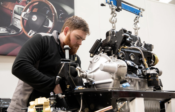 Le moteur des Mini est démonté, nettoyé et modifié pour porter la puissance à 84 CH.