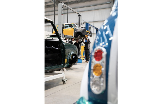 Dans l’atelier, les Mini côtoient les Speedback en cours de montage.