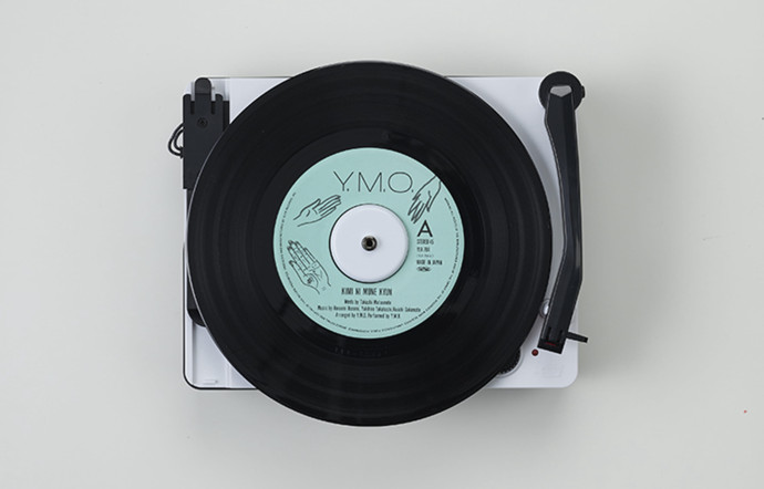 La platine-presse permet également de lire des vinyles, pressés soi-même ou achetés chez le disquaire du coin.