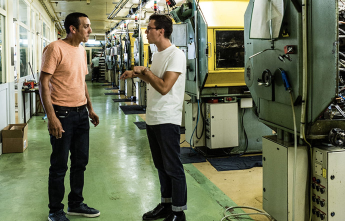 Florian Chosson (à droite), avec Ahmed El Yamani, qui fabrique les pièces micromécaniques Routine dans le Jura.