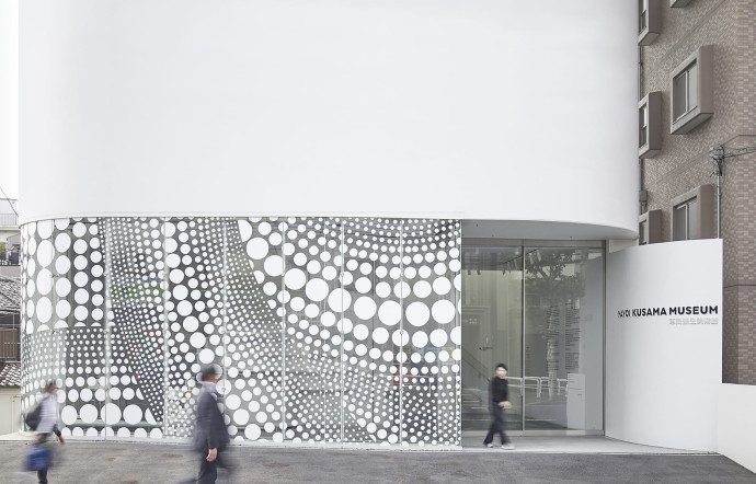 La peintre et sculptrice Yayoi Kusama a ouvert le musée qui porte son nom à tokyo, dans le quartier de shinjuku.