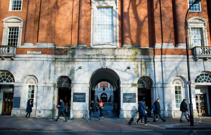 Le BMJ, qui fête ses 180 ans en 2020, appartient à la prestigieuse British Medical Association (BMA). Le journal et le syndicat siègent tous deux dans un superbe immeuble édifié en 1911, situé au coeur de Londres, à Tavistock Square.