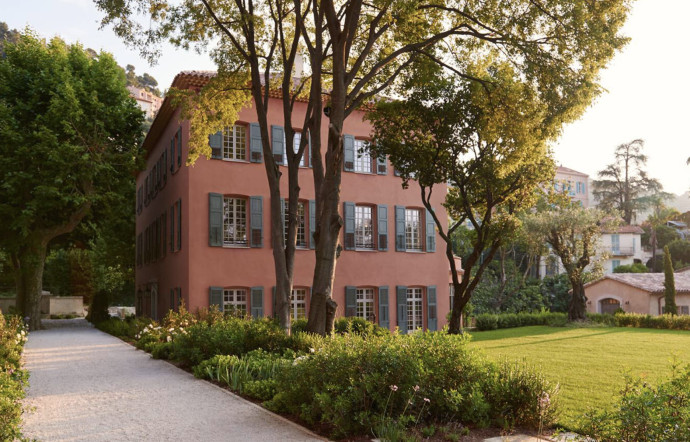 Aux Fontaines parfumées, à Grasse, LVMH a installé les ateliers de création de François Demachy (Christian Dior) et ceux de Jacques Cavallier‑Belletrud (Louis Vuitton).
