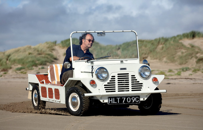 Phil Count profite de sa Moke sur la célèbre plage de Black Rock Sands.