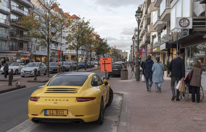 Le Zoute compte de nombreuses villas chic. Les habitués s’y retrouvent, en famille et entre amis. On y circule, bien évidemment, uniquement au volant de grosses cylindrées et autres pépites de collection.