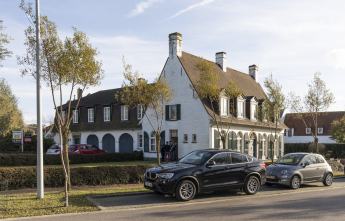 Le Zoute compte de nombreuses villas chic. Les habitués s’y retrouvent, en famille et entre amis. On y circule, bien évidemment, uniquement au volant de grosses cylindrées et autres pépites de collection.