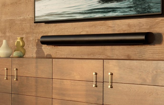 La barre de son Arc remplace la Playbase et Playbar. Elle est déjà en précommande sur le site de Sonos, 899 €.