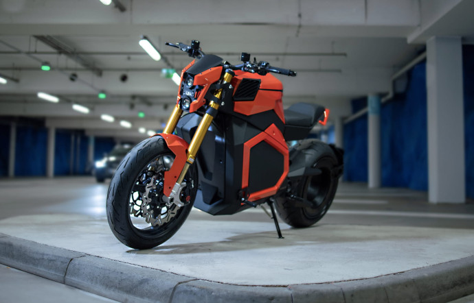 La bombe électrique-futuriste finlandaise est affichée à 24 990 €, et il est possible de précommander sa moto contre un chèque de 2000 € sur le site de la marque.