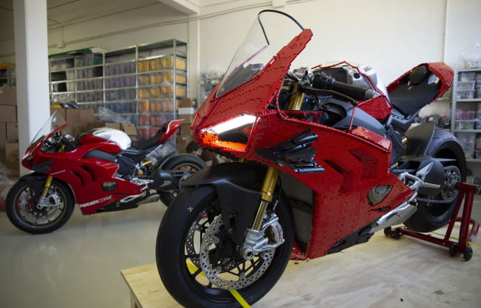 ducati-panigale-v4-r-lego-technic-insert-04