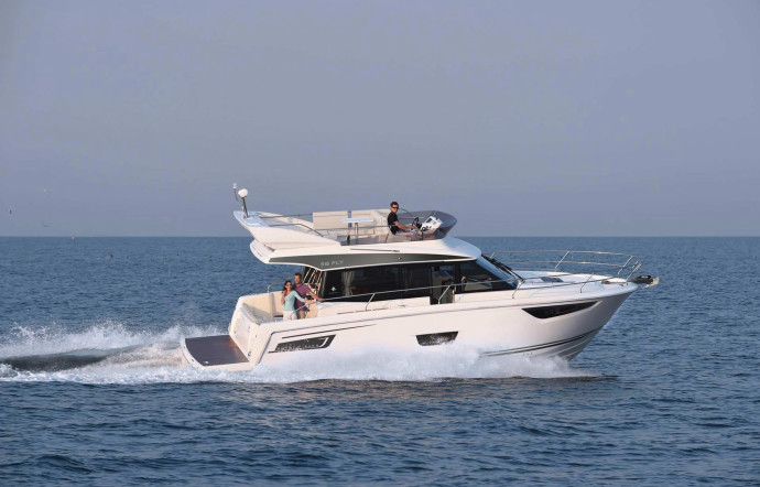 3 vedettes à flybridge alliant confort et polyvalence  – Merry Fisher 38 Fly