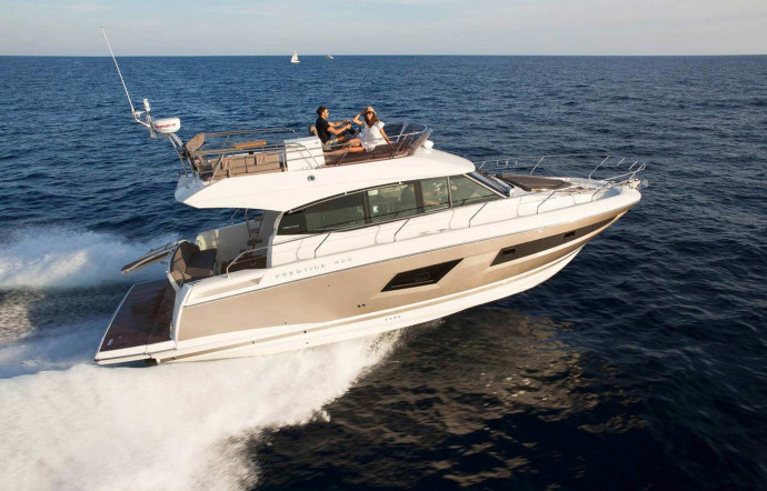 3 vedettes à flybridge alliant confort et polyvalence  – Prestige 420