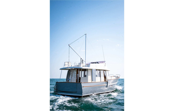 3 vedettes à flybridge alliant confort et polyvalence  – Rhéa 34