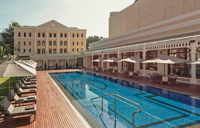 Construite en 2017 à l’arrière de l’hôtel, la piscine semble avoir toujours été là.