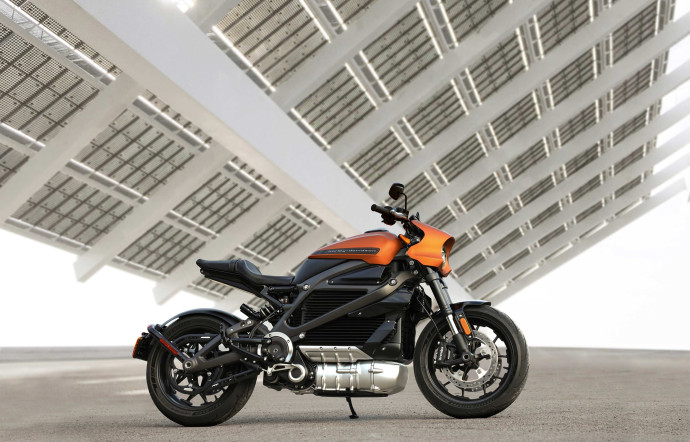 Sur le popotin ! Tout le monde est tombé dessus à l’annonce faite par la mythique marque US Harley-Davidson de s’aventurer dans l’univers de l’électrique.