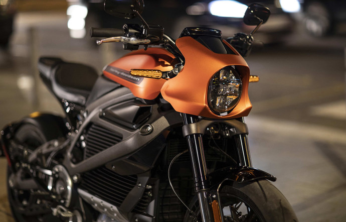 Silhouette râblée, profil musclé, partie arrière tronquée… le design, qui reprend les codes classiques du roadster, fait toujours la part belle au moteur, et l’ensemble offre des finitions de qualité. On est bien sur une Harley  !