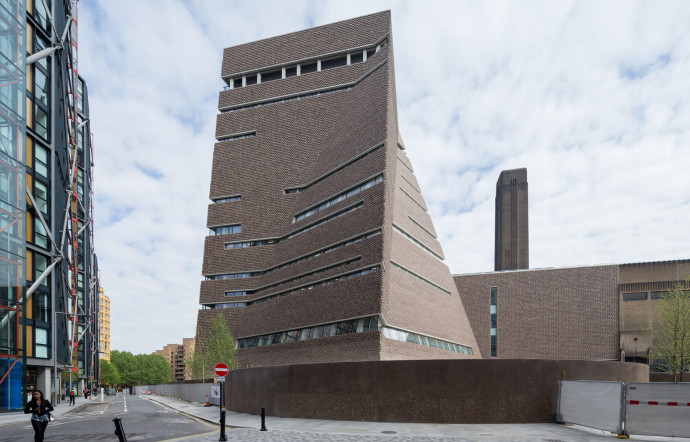 La Tate Modern a ouvert ses portes en 2000 dans une ancienne centrale électrique de la rive droite de la Tamise, dans le borough de Southwark. La reconversion des lieux a été orchestrée par le cabinet d’architectes Herzog & de Meuron. Une extension lui a été adjointe en 2016, la Switch House, réalisée par les mêmes Herzog & de Meuron.