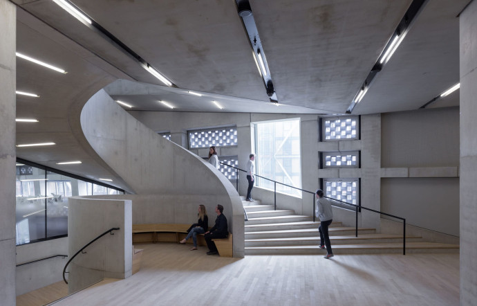 Cet escalier monumental et son banc circulaire ont trouvé leur place dans la Switch House, au sommet de laquelle se trouve un restaurant.