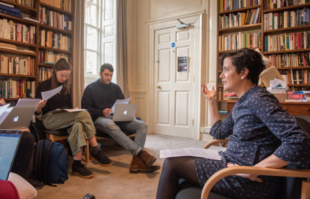 Fondé en 1555, le Trinity College est réputé pour ses jardins. Dans le bureau d’un professeur, quelques étudiants assistent à des cours sous forme de tutorial, loin des amphithéâtres bondés.