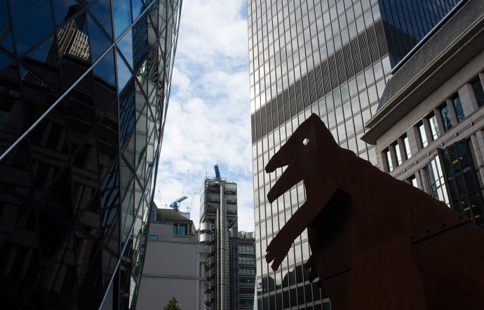 Londres, qui compte 8,9 M d’habitants, est le principal centre financier du monde, au coude-à-coude avec New York. Un million de londoniens travaillent dans les services financiers.