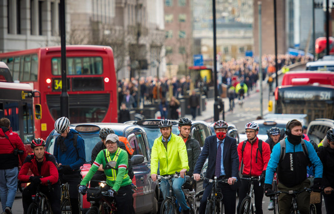 Dans le Londres de 2020, 2 habitants sur 5 sont nés à l’étranger, et les britanniques blancs sont devenus minoritaires. La plupart des immigrés sont les millions de jeunes occupant les emplois à bas salaires dans le BTP, les hôpitaux, les firmes de livraison, les fast-foods, les hôtels ou les demeures des banquiers.