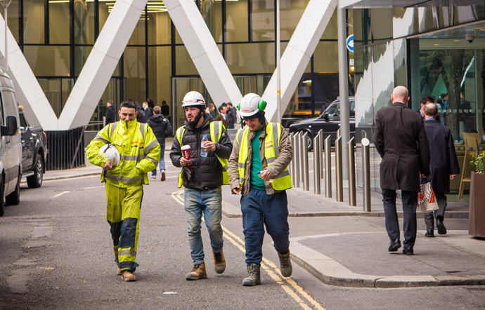 Dans le Londres de 2020, 2 habitants sur 5 sont nés à l’étranger, et les britanniques blancs sont devenus minoritaires. La plupart des immigrés sont les millions de jeunes occupant les emplois à bas salaires dans le BTP, les hôpitaux, les firmes de livraison, les fast-foods, les hôtels ou les demeures des banquiers.
