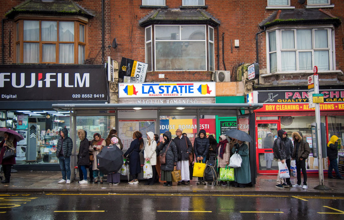 Dans le Londres de 2020, 2 habitants sur 5 sont nés à l’étranger, et les britanniques blancs sont devenus minoritaires. La plupart des immigrés sont les millions de jeunes occupant les emplois à bas salaires dans le BTP, les hôpitaux, les firmes de livraison, les fast-foods, les hôtels ou les demeures des banquiers.
