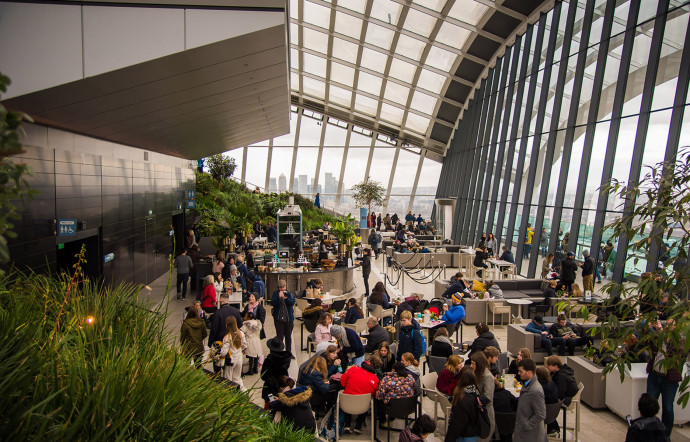 Londres est une ville extrêmement attractive. Le tourisme, qui emploie 1 salarié sur 7, repose sur 12 M de visiteurs nationaux séjournant au moins 2 jours, et sur 19 M d’étrangers. Le tourisme d’affaires se révèle particulièrement dynamique.