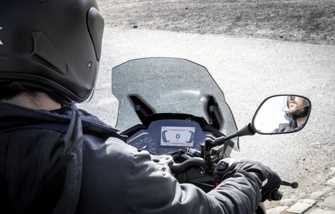 Le Pulsion de Peugeot Motocycles profite de nombreux équipements. Son design, sa signature lumineuse et son tableau de bord rappellent ceux des voitures.