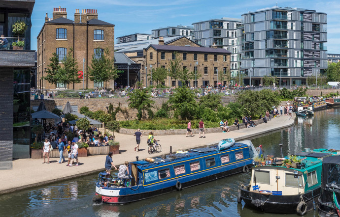 Les terrasses du Lighterman, le restaurant tendance de Granary Square, offrent une vue unique au bord du Regent’s Canal.
