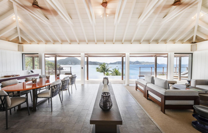 Olivia Putman a décoré les 3 villas avec des touches d’orange posées un peu partout et des pièces de mobilier dessinées par elle-même ou par l’agence Andrée Putman.