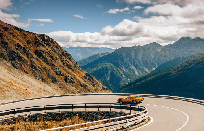 La superbe Miura se détache dans le magnifique paysage alpin. Cette fois-ci, elle ne connaîtra pas la même fin tragique que dans le film de Peter Collinson.
