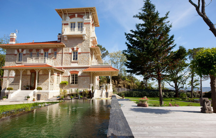 10, allée du Bassin. Tél. +33 (0)5 56 60 29 86. www.villalatosca.com